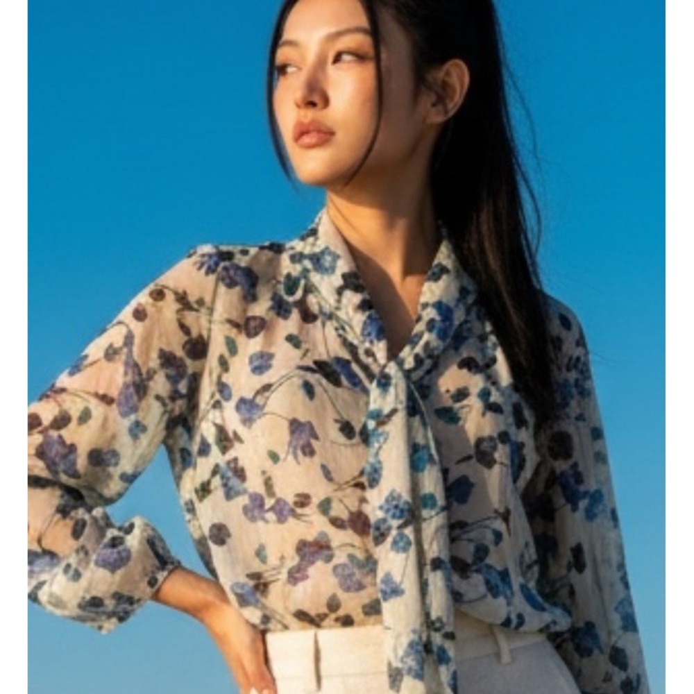 DVF Diane von Furstenberg Elinor Floating Florals Bluebird Silk Blouse L